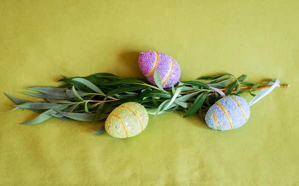 Frühling Hintergrund mit Weidenzweig und Osterei... — Stockfoto