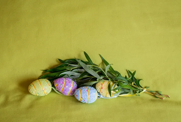 Весняний фон з гілкою верби та пасхальним яйцем ... — стокове фото