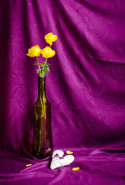 Κίτρινα λουλούδια στο βάζο σε μοβ φόντο — Φωτογραφία Αρχείου