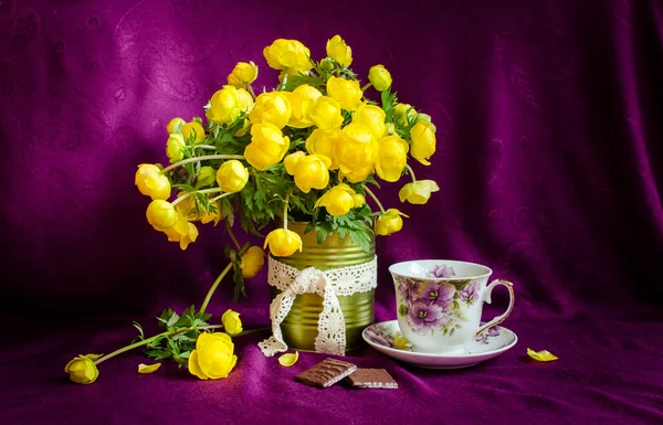 Žluté květy ve váze na fialovém pozadí Royalty Free Stock Obrázky