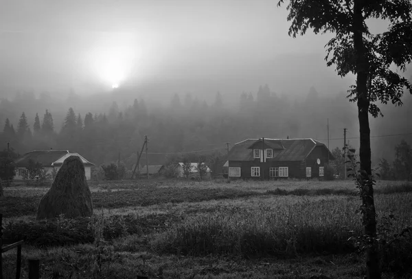 1village zahaleny v mlze Stock Obrázky