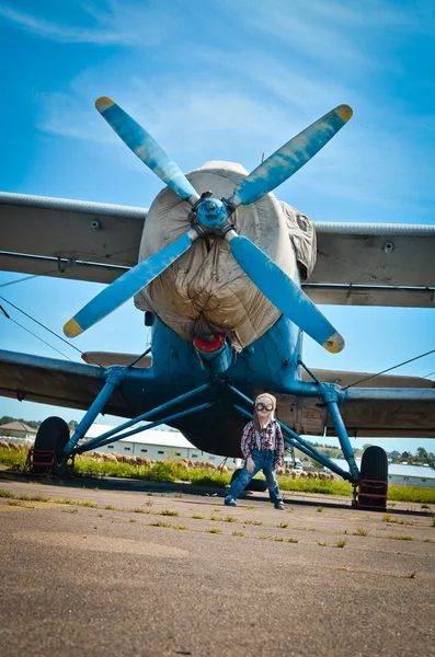 13Joven piloto en vuelo —  Fotos de Stock