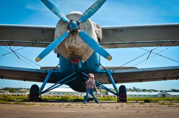 12Giovane pilota in volo — Foto Stock