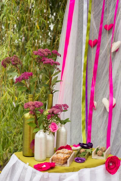 Romantischer Tisch mit Blumen dekoriert — Stockfoto