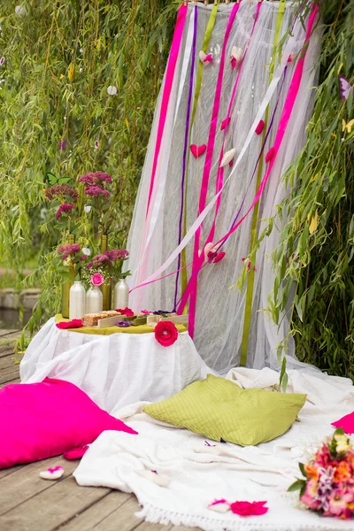 Romantischer Tisch mit Blumen dekoriert — Stockfoto