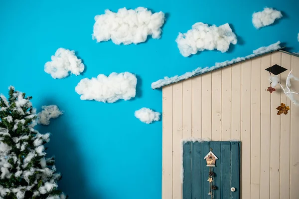 Διακοσμητικό Χριστουγεννιάτικο Στούντιο Σπίτι Μπλε Πόρτα Ξύλινο Παγκάκι Και Σκι Εικόνα Αρχείου