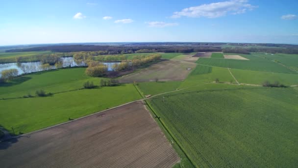 Vista aérea dos campos agrícolas na primavera — Vídeo de Stock