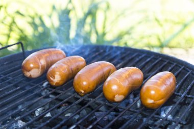 Sosisler ızgarada.