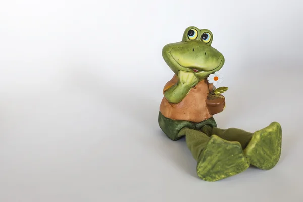 Ceramic statue of cheerful Frog with flower — Stock Photo, Image