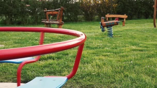 Carrossel gira no parque infantil — Vídeo de Stock