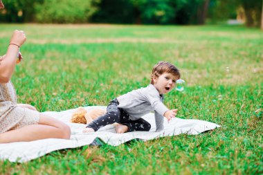 Küçük çocuk yaz aylarında Park'ta bir sabun köpüğü yapmak