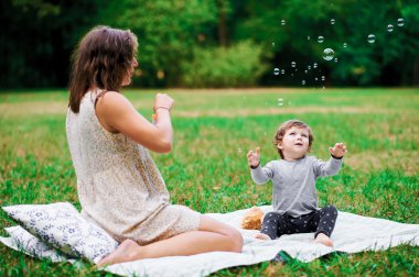 Genç hamile anne oğlu yaz park ve bl ile dinlenme