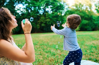 Genç hamile anne oğlu yaz park ve bl ile dinlenme
