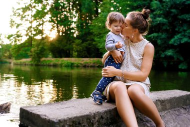 Genç hamile anne ile küçük oğlu yaz Park yürüme