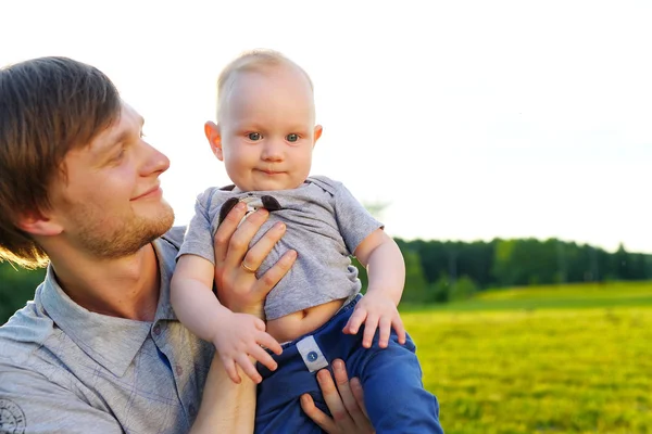 Happy father and resting with his son in the summer park — Stock Photo, Image