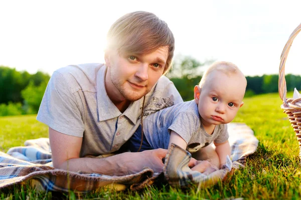 Father resting with his son at a picnic — Stock Photo, Image