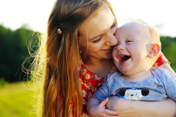 Hermosa madre y bebé al aire libre. Naturaleza. Retrato al aire libre de familia feliz. Joy. . — Foto de Stock