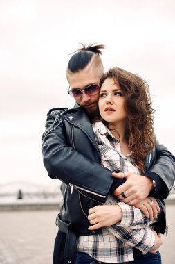 Genç ve mutlu çift şehirde eğleniyor