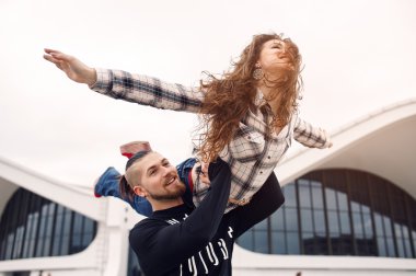 Genç ve mutlu çift şehirde eğleniyor