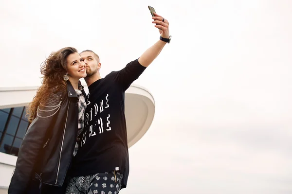 Unga och lyckliga par att ha roligt i staden är fotograferad på en smartphone — Stockfoto