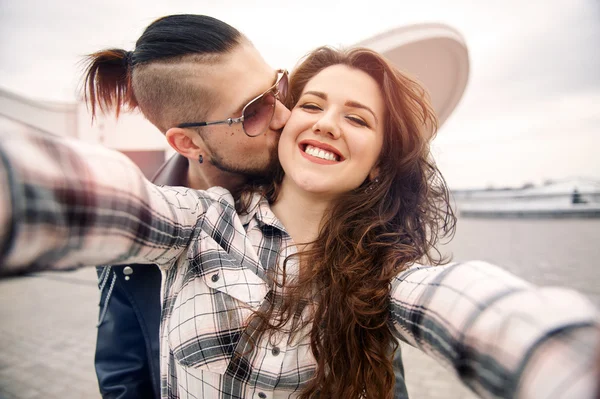 Unga och lyckliga paret ha kul i staden är fotograferad — Stockfoto