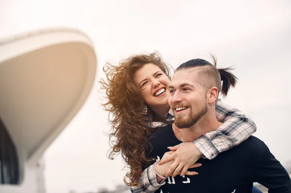Unga och lyckliga paret ha kul i staden — Stockfoto