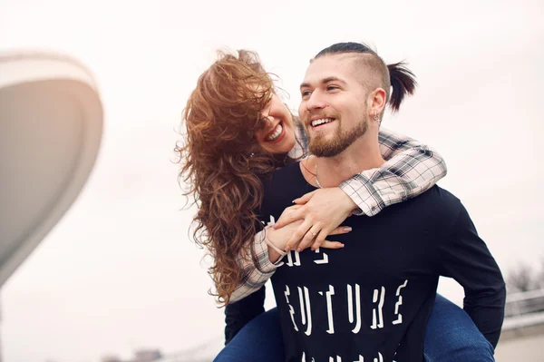 Unga och lyckliga paret ha kul i staden — Stockfoto