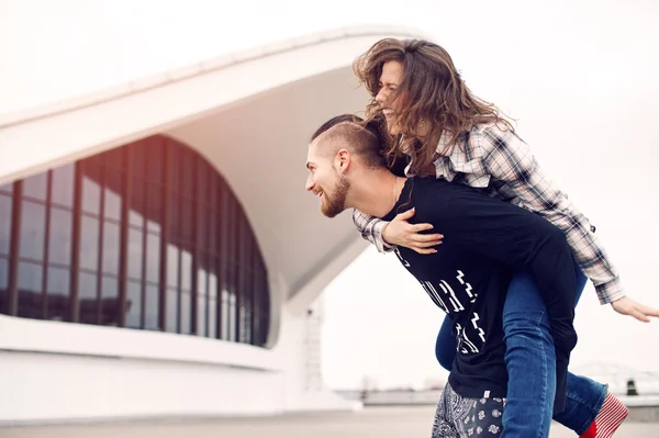 Junges und glückliches Paar, das Spaß in der Stadt hat — Stockfoto