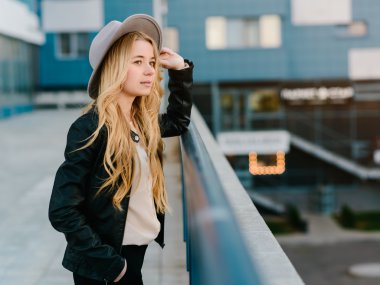 Akşam şehirde yürüyüş şapkalı güzel ve genç kız