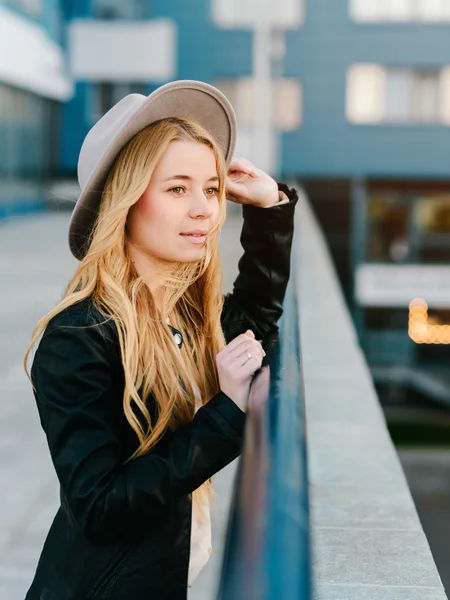 Akşam şehirde yürüyüş şapkalı güzel ve genç kız