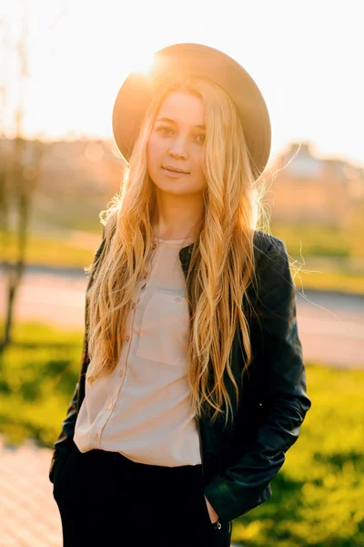 Ritratto di una bella e giovane ragazza con cappello alla moda al tramonto in estate — Foto Stock