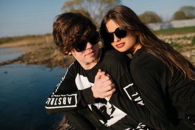 Gölün kenarında kucaklaşan genç ve mutlu bir çift. Aşk konsepti