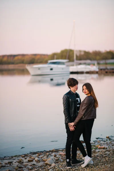 Glückliches Paar, das sich am Sommerabend am See umarmt. Liebeskonzept — Stockfoto