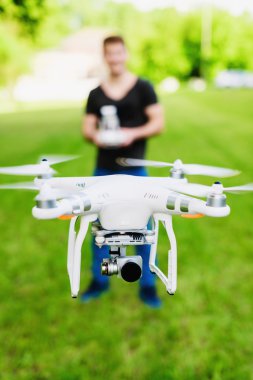 Adam casus uçak kontrol eder.