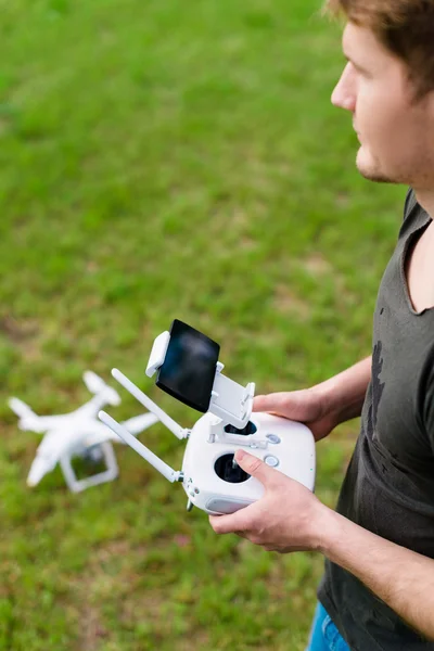 Uomo lancia drone — Foto Stock