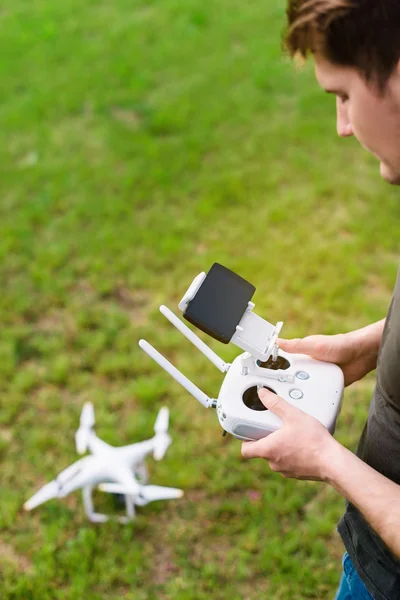 Uomo lancia drone — Foto Stock