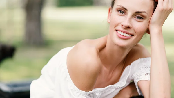 Retrato cercano de una joven con pecas y una hermosa sonrisa — Foto de Stock