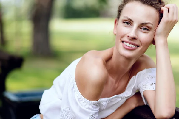 Retrato cercano de una joven con pecas y una hermosa sonrisa — Foto de Stock