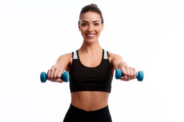 Beyaz arka planda izole halter kullanarak fiziksel egzersiz yapan çekici beyaz tenli kadın.