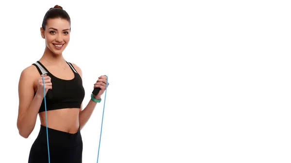 Sonriente Hembra Fitness Con Cuerda Salto Sobre Fondo Blanco Aislado — Foto de Stock