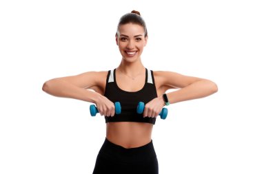 Beyaz arka planda izole halter kullanarak fiziksel egzersiz yapan çekici beyaz tenli kadın.