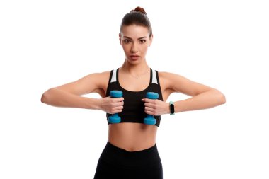 Beyaz arka planda izole halter kullanarak fiziksel egzersiz yapan çekici beyaz tenli kadın.