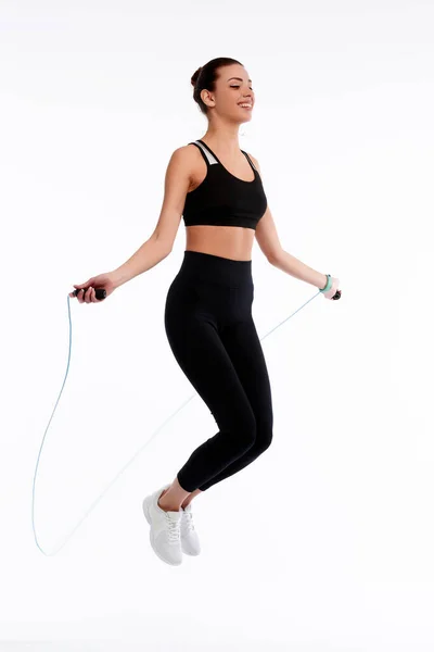 Spotrswoman Ugrás Kötéllel Fehér Izolált Háttér Fitness Testmozgást Végez Egészségügyi — Stock Fotó
