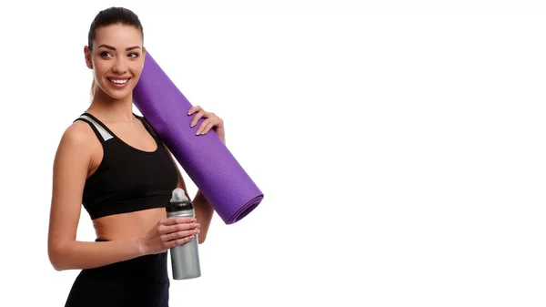 Mujer Blanca Fuerte Con Tapete Botella Agua Sobre Fondo Blanco — Foto de Stock