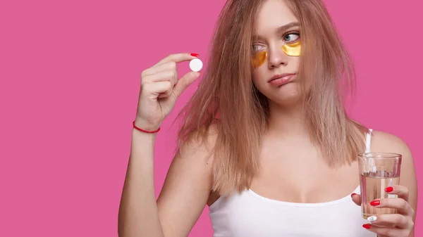 Mujer Joven Somnolienta Con Parches Debajo Los Ojos Pone Tabletas — Foto de Stock