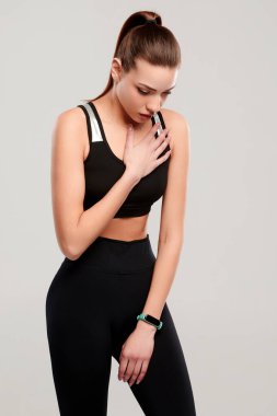 Arka planda göğüs ağrısı olan sporcu bir kadın. Sağlık hizmetleri kavramı