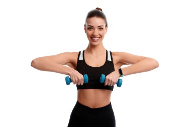 Beyaz arka planda izole halter kullanarak fiziksel egzersiz yapan çekici beyaz tenli kadın.