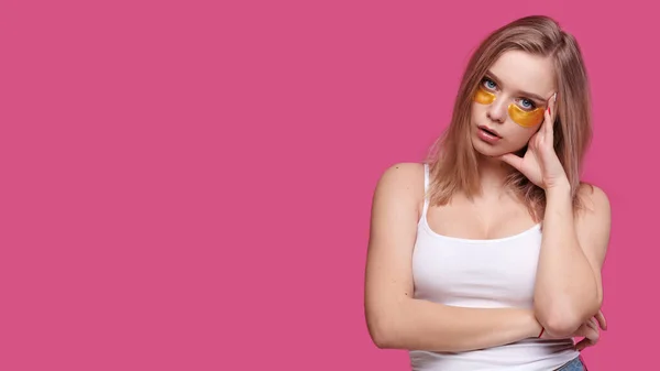 Mujer Con Parches Bajo Los Ojos Sobre Fondo Rosa Aislado — Foto de Stock