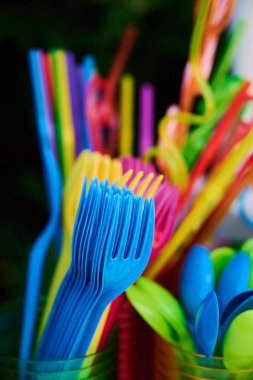 Renkli çocuk plastik çatal bıçak takımı