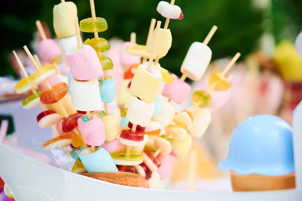 Marshmallow em stick.Sweets barra de doces. Delicioso buffet doce com cupcakes. — Fotografia de Stock